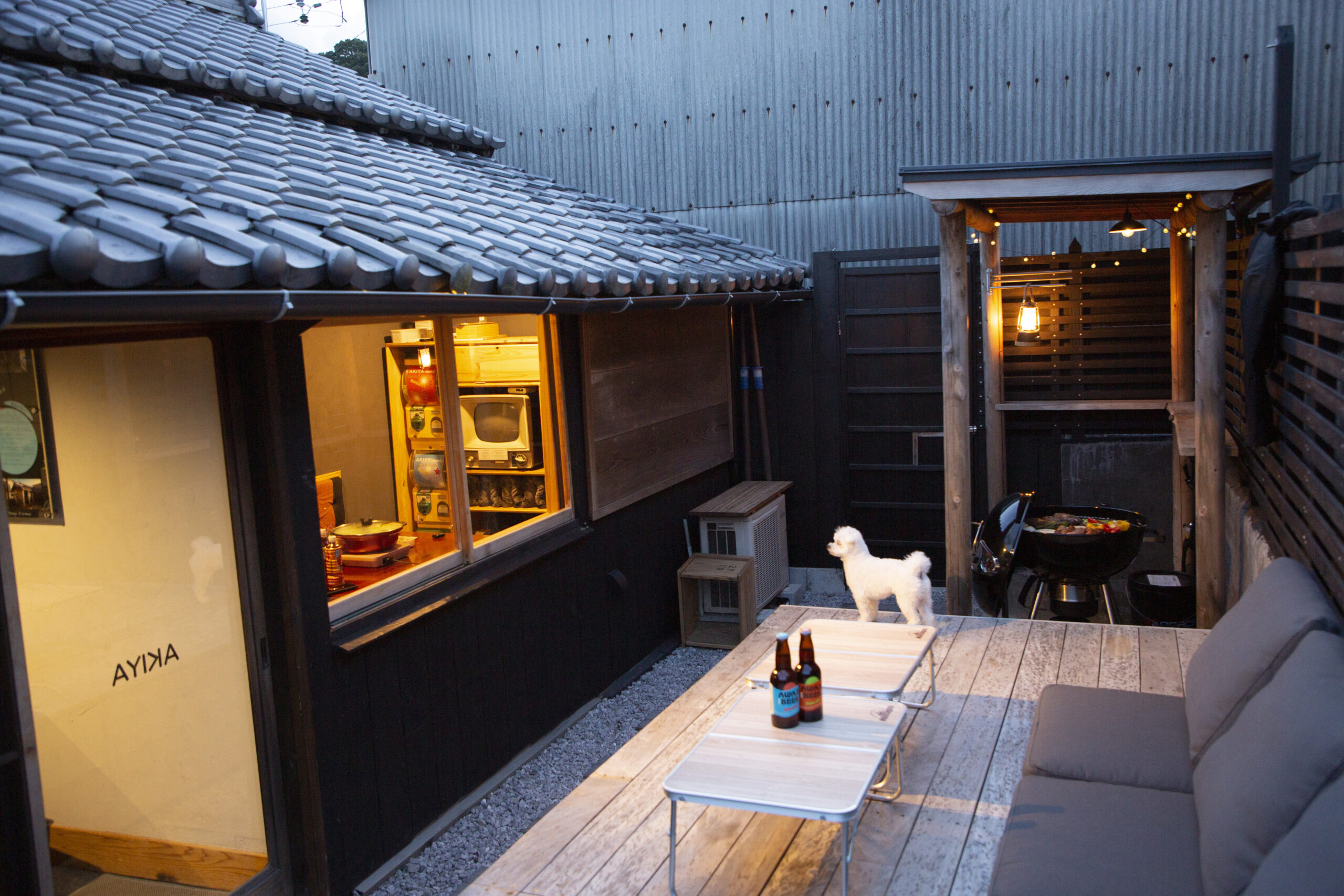 淡路島の一棟貸し古民家宿 AKIYA nehemiahの夕暮れのウッドデッキ。愛犬と過ごせる屋外BBQスペース。